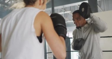 Spor salonunda formda bir kadın ve erkek boks videosu. aktif, formda, sportif ve sağlıklı yaşam tarzı, spor konsepti egzersizi.