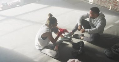 Çeşitli kadın ve erkeklerin spor salonunda antreman ve konuşmaya hazırlandığı mutlu videolar. aktif, formda, sportif ve sağlıklı yaşam tarzı, spor konsepti egzersizi.