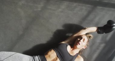 Spor salonunda kutu eğitiminden sonra dinlenen formda ve yorgun beyaz kadın videosu. aktif, formda, sportif ve sağlıklı yaşam tarzı, spor konsepti egzersizi.