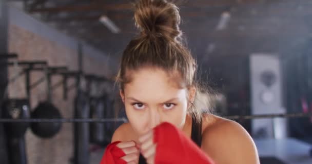 Video Einer Fitten Kaukasischen Boxerin Fitnessstudio Aktiver Fitter Sportlicher Und — Stockvideo