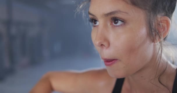 Video Donna Caucasica Forma Stanca Che Riposa Dopo Box Training — Video Stock