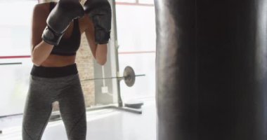 Spor salonunda beyaz kadın boksunun videosu. aktif, formda, sportif ve sağlıklı yaşam tarzı, spor konsepti egzersizi.