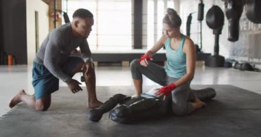 Spor salonunda antrenman yapmaya hazırlanan sağlıklı kadın ve erkeğin videosu. aktif, formda, sportif ve sağlıklı yaşam tarzı, spor konsepti egzersizi.
