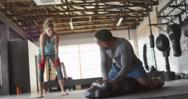 Spor salonunda antrenman yapmaya hazırlanan sağlıklı kadın ve erkeğin videosu. aktif, formda, sportif ve sağlıklı yaşam tarzı, spor konsepti egzersizi.