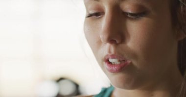 Spor salonundaki beyaz kadın videosu. aktif, formda, sportif ve sağlıklı yaşam tarzı, spor konsepti egzersizi.