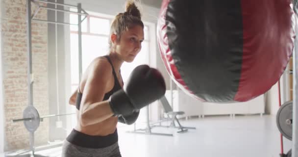 Spor Salonunda Beyaz Kadın Boksunun Videosu Aktif Formda Sportif Sağlıklı — Stok video