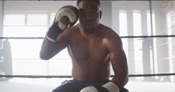 Відео Пристосованого Втомленого Афроамериканця Після Тренування Боксу Спортзалі Активний Пристосований — стокове відео