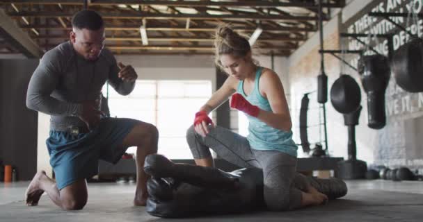 Video Mujer Hombre Forma Diversa Preparación Para Entrenamiento Gimnasio Estilo — Vídeos de Stock