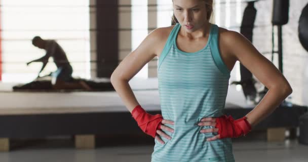 Spor Salonundaki Beyaz Kadın Videosu Aktif Formda Sportif Sağlıklı Yaşam — Stok video