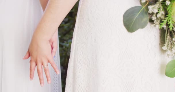 Diverse Weibliche Paar Händchen Haltend Und Blumenstrauß Garten Hochzeitstag Und — Stockvideo