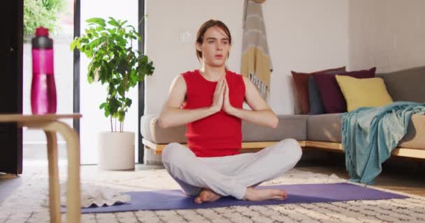 Çift Cinsiyetli Olmayan Beyaz Kadın Yoga Yapıyor Meditasyon Yapıyor Evde — Stok video
