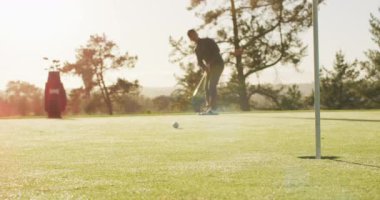 Golf sahasında golf oynayan beyaz adamın videosu. spor, aktif yaşam tarzı ve golf konsepti.