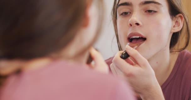 Mujer Transgénero Caucásica Binaria Haciendo Maquillaje Pasar Tiempo Calidad Casa — Vídeo de stock