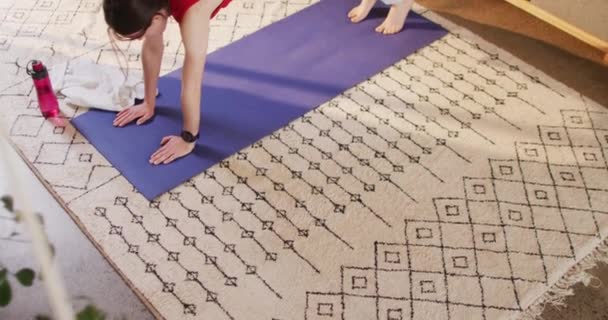 Femme Transgenre Non Binaire Caucasienne Pratiquant Yoga Étirant Passer Temps — Video