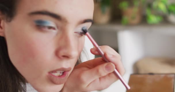 Mujer Transgénero Caucásica Binaria Haciendo Maquillaje Pasar Tiempo Calidad Casa — Vídeo de stock