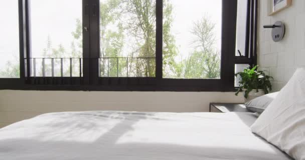 Vista General Del Dormitorio Moderno Con Cama Ventana Pasar Tiempo — Vídeo de stock