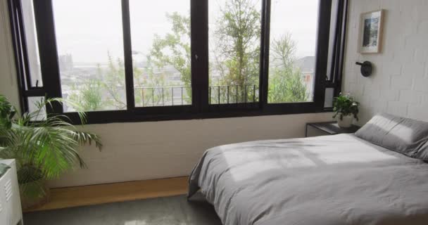 Vista General Del Dormitorio Moderno Con Cama Ventana Pasar Tiempo — Vídeos de Stock