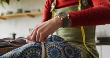 Beyaz, çift cinsiyetli olmayan kadın evde çalışıyor, dikiş dikiyor. Evde yalnız geçirilen kaliteli zaman, bedensel kapsama..