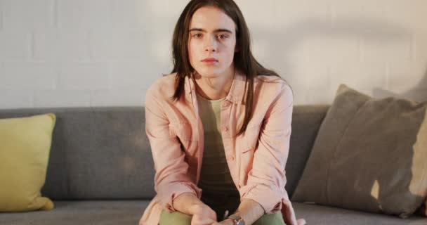 Portretul Unei Femei Transgender Non Binare Caucaziene Stând Canapea Zâmbind — Videoclip de stoc