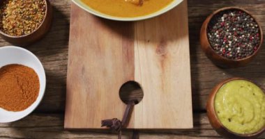 Tahta yüzeyde yatmakta olan köri kasesinin yeni hazırlanmış videosu. Mutfak, yemek, yemek hazırlama, tat ve lezzet konsepti.