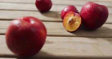 Tahta yüzeyde duran taze eriklerin videosu. yiyecek, meyve, ferahlatıcı, tat ve lezzet kavramı.