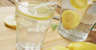 Tahta tahtada limonlu limonlu bardakların videosu. içecekler, içecekler, ferahlatıcı ve ferahlatıcı konsept.