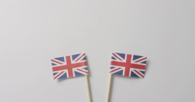 Beyaz arka planda duran İngiltere bayraklarının videosu. Milliyetler, devlet sembolleri, vatanseverlik ve bağımsızlık kavramı.