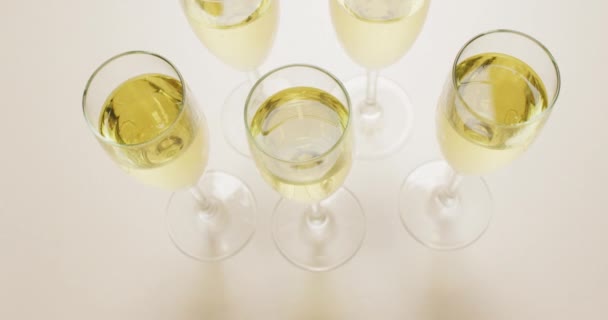 Vidéo Champagne Dans Des Verres Sur Fond Beige Alcool Boissons — Video