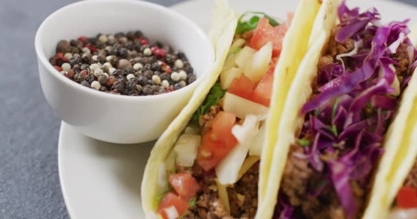 Videoclip Taco Proaspăt Preparate Situate Placă Fundal Gri Bucătărie Gătit — Videoclip de stoc