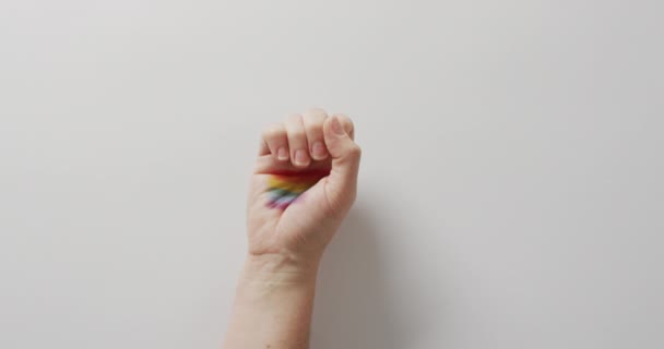 Video Mano Hombre Caucásico Con Bandera Arco Iris Sobre Fondo — Vídeos de Stock