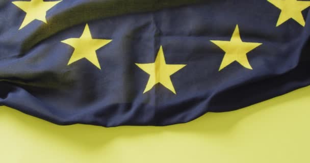 Video Vrásčité Vlajky Evropské Unie Ležící Žlutém Pozadí Národnost Státní — Stock video