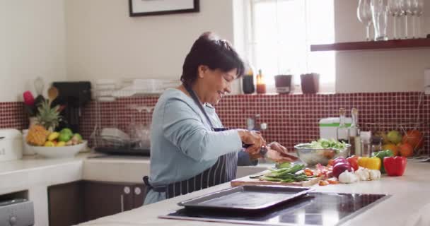 Asiática Senior Mujer Usando Delantal Cortar Verduras Cocina Casa Estilo — Vídeos de Stock