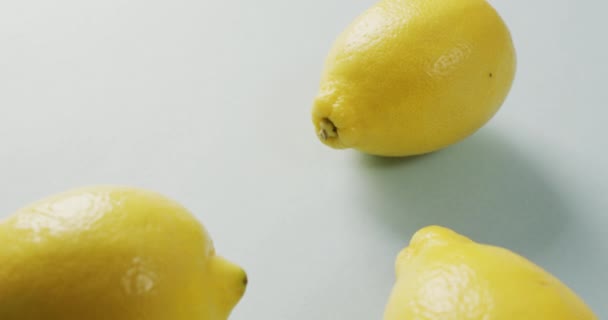 Відео Свіжих Лимонів Лежать Сірому Фоні Харчування Фрукти Цитрусові Свіжі — стокове відео