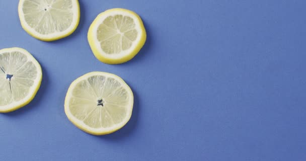Відео Шматочків Лимона Лежить Синьому Фоні Копіювальним Простором Харчування Фрукти — стокове відео