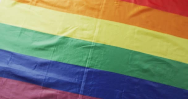 虹の旗のビデオは白い背景に横たわっている ゲイの誇りやLgbtの権利や少数派の概念を — ストック動画