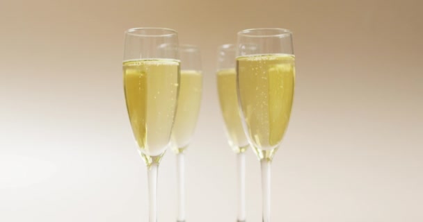 带米色背景眼镜的香槟录像 聚会和庆祝概念 — 图库视频影像