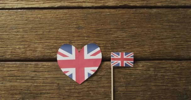 Video Vlajek Velké Británie Tvaru Srdce Obdélníku Dřevěném Pozadí Národnost — Stock video