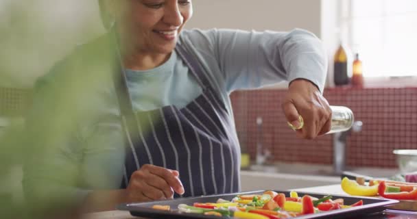 Asiática Mujer Mayor Vertiendo Aceite Oliva Sobre Ensalada Verduras Cocina — Vídeo de stock