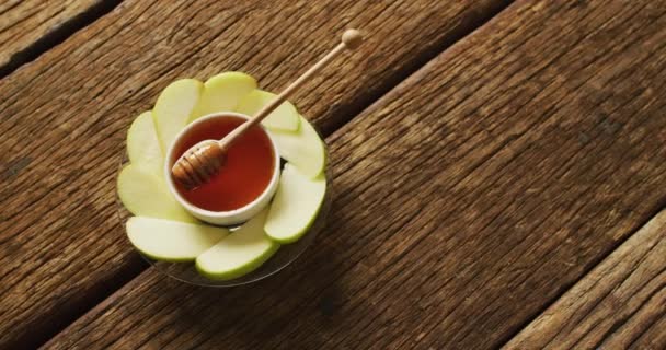 Відео Меду Банці Шматочках Яблука Лежить Дерев Яній Поверхні Харчування — стокове відео