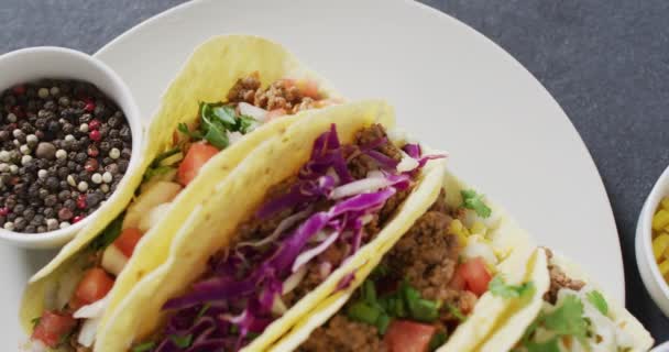 Video Tacos Appena Preparati Distesi Sul Piatto Sfondo Grigio Cucina — Video Stock