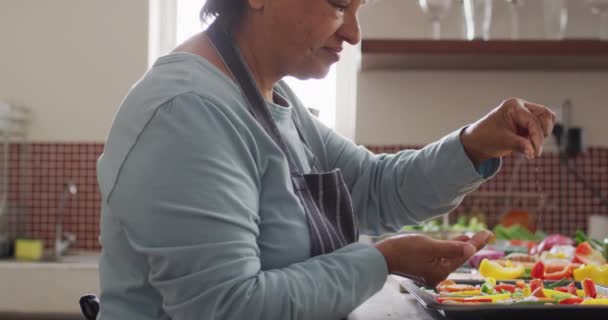 Asiática Mujer Mayor Rociando Orégano Sobre Ensalada Verduras Cocina Casa — Vídeos de Stock