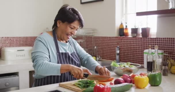 Asiática Senior Mujer Usando Delantal Cortar Verduras Cocina Casa Estilo — Vídeos de Stock