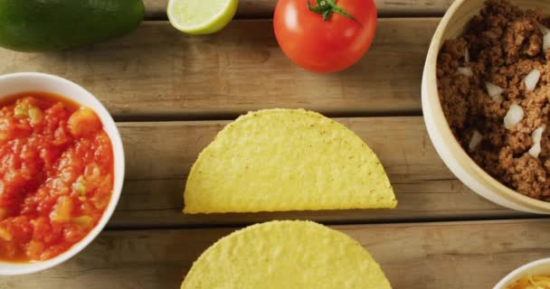 Video Tacos Salát Citron Další Ingredience Ležící Dřevěném Pozadí Kuchyně — Stock video