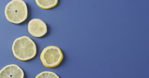 Video Plátky Citronu Ležící Modrém Pozadí Kopírovacím Prostorem Jídlo Ovoce — Stock video