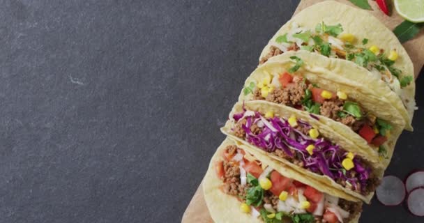 Video Tacos Appena Preparati Sdraiati Sfondo Grigio Cucina Cucina Preparazione — Video Stock