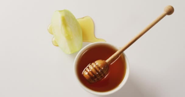 Video Von Honig Glas Und Apfelscheiben Die Auf Weißer Oberfläche — Stockvideo