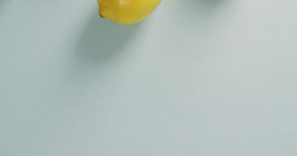 Відео Свіжих Лимонів Лежать Сірому Фоні Харчування Фрукти Цитрусові Свіжі — стокове відео