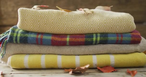 Video Coperte Piegate Foglie Autunnali Sfondo Legno Stagioni Autunno Moda — Video Stock