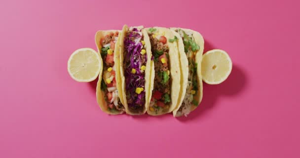 Vídeo Tacos Recién Preparados Acostados Bordo Sobre Fondo Rosa Cocina — Vídeo de stock