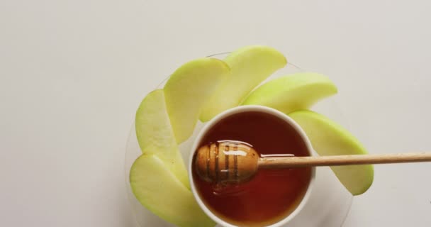 白い表面に横たわる瓶とリンゴのスライスに蜂蜜のビデオ 食べ物 ベーキング 味と風味の概念 — ストック動画